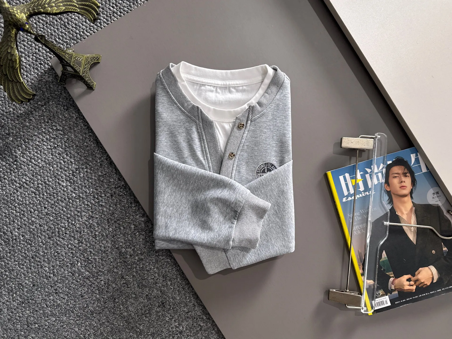 P360 Stone Island's exclusive first release of 25ss autumn and winter new lapel sweatshirt long-sleeved men and women. Many stars share the same style. Craftsmanship that ordinary small workshops cannot copy. We are not afraid of any challenges in terms of materials, detail restoration and craftsmanship, just to provide everyone with wonderful products. Compare the top original versions at will. No expense is spared just to do better. Unique imported fabric feel. Purely imported German machine production. Precision operation. Thousands of needles density. Full set of new accessories with three standards for simultaneous customization. The upper body is versatile and fashionable. A perfect choice for autumn and winter. A must-have item. Size chart: m-4XL (Please state your height and weight when placing an order.